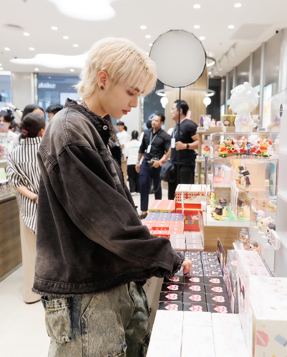 soundnation24's tweet image. #JamesNa IG post 
20250404
Very handsome, real fan of the brands, greatest as a guest 🤩
#POPMARTxHOWLS
#POPMARTTH #POPMARTTHAILAND
#HELLOCENTRALWESTGATE
#POPMARTCENTRALWESTGATE