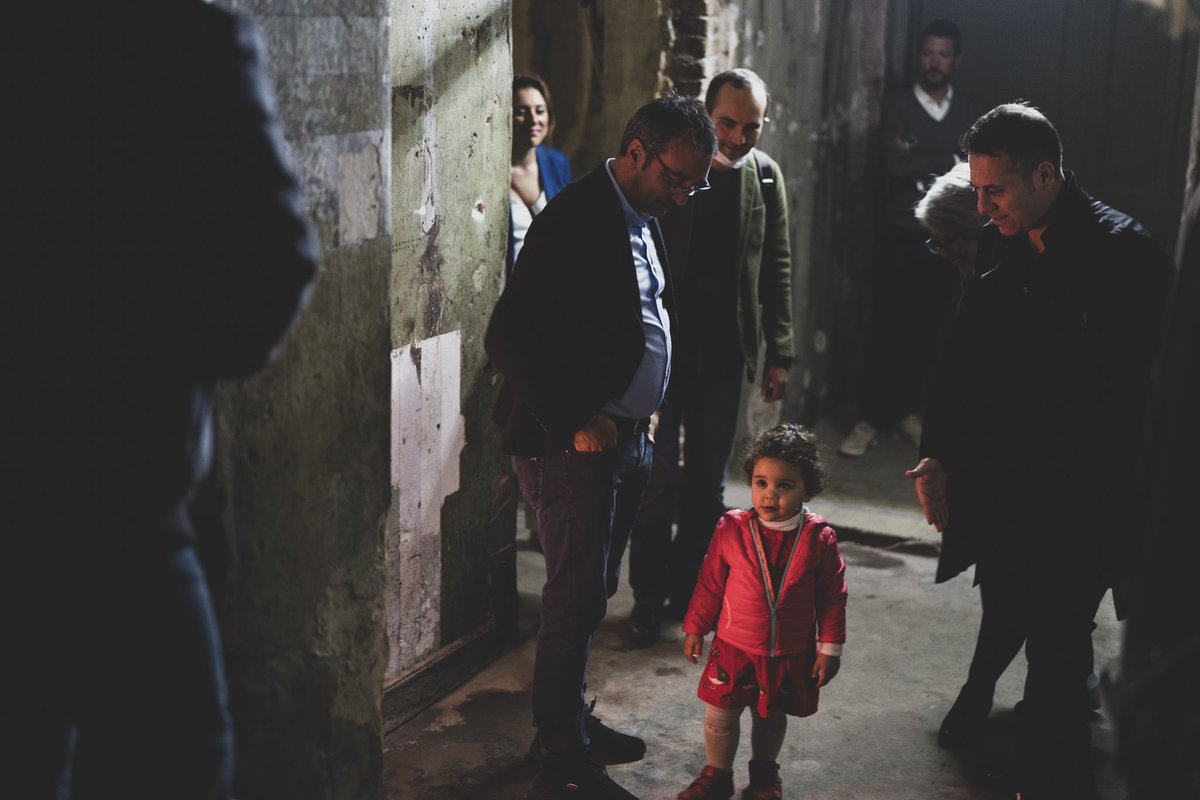 6 Kasım 2021. Tayfun'un tutuklanmasına henüz altı ay var.

Mahir heyecanlı, 300 yıllık bir eseri, St. Pierre Han'ı hayata döndürmenin gururunu kendine has tevazusu ile yaşıyor. Vera kucağında, etrafı merakla ve ilgiyle izliyor. O zaman Vera henüz 2 yaşında.

Tayfun, Mahir ve şu