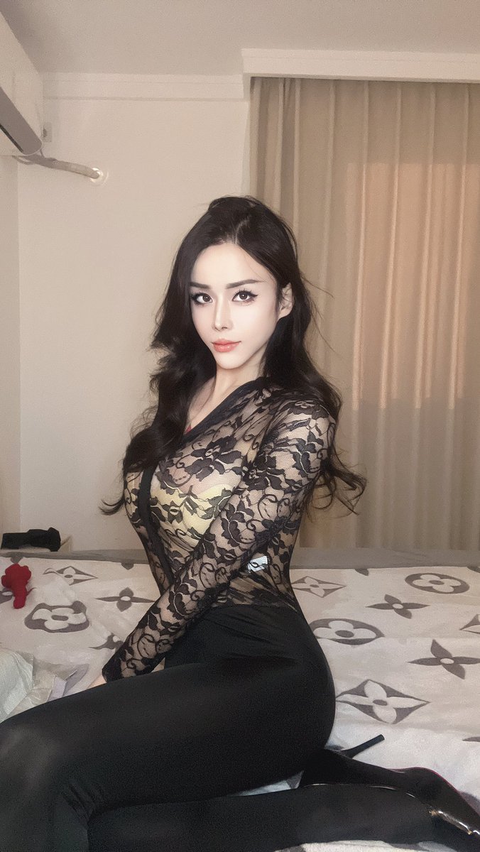 果然这种衣服不是为我们这种身高接近1米8的大高个准备的………
档到我的膝盖 要不是因为我很瘦就撑破了😖
#上海ts https://t.co/7aF3SIhXsx