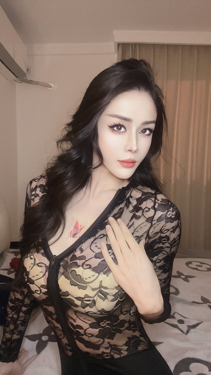 果然这种衣服不是为我们这种身高接近1米8的大高个准备的………
档到我的膝盖 要不是因为我很瘦就撑破了😖
#上海ts https://t.co/7aF3SIhXsx