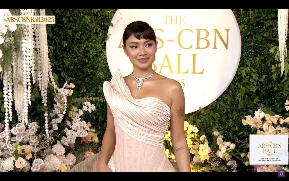 QUEEN NADINE 😍

Nadine Lustre captivates everyone with her dazzling look as she steps onto the red carpet at the ABS-CBN Ball 2025. (📸: Screenshots from ABS-CBN Entertainment / Youtube)

#ABSCBNBall2025