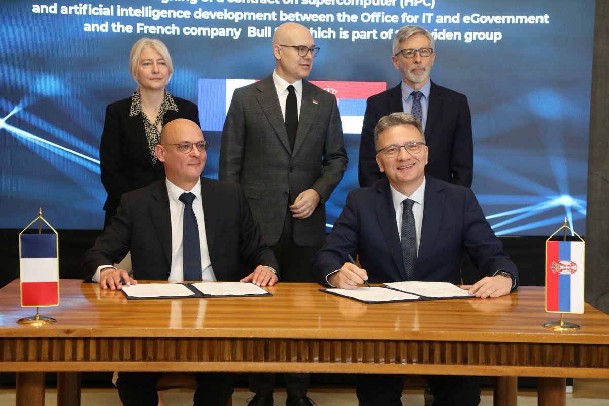 Procurement of new #supercomputer for Serbia’s further science development: srbija.gov.rs/vest/en/246547…  🇷🇸🇫🇷   

#ArtificialIntelligence  

PHOTO: Slobodan Miljević