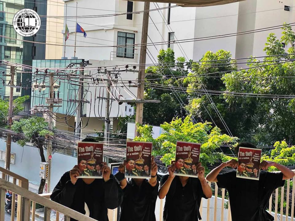 Khithitofficial's tweet photo. ထိုင်းနိုင်ငံ၊ ဘန်ကောက်မြို့ ရှိ စစ်သံရုံးအနီးနှင့် MBK ကုန်တိုက်အနီးတွင် မင်းအောင်လှိုင်ကို ဆန္ဒပြ၊ ရှန်ဂီလာဟိုတယ်အနီးသွားရောက် ဆန္ဒပြသူ မြန်မာနိုင်ငံသား ကိုဖြိုးပိုင် ဖမ်းဆီးခံထားရ
Read more->https://t.co/oMfPPA9zeo https://t.co/xTIsuyFqnu