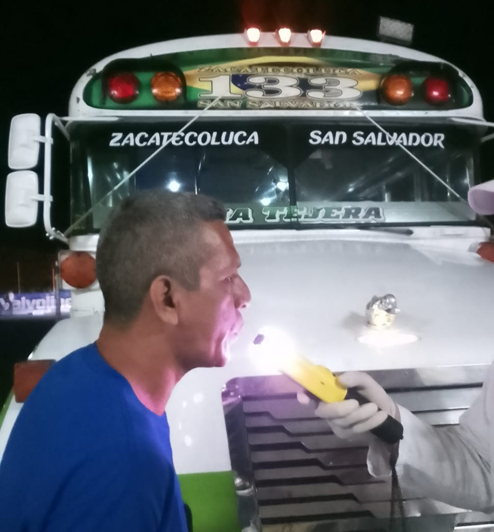 MesaTransporte's tweet photo. Para garantizar que nuestros usuarios puedan transportarse en las diferentes unidades con tranquilidad, desde muy temprano realizamos controles de alcoholemia a choferes para evitar más siniestros viales en el transporte público de pasajeros. https://t.co/Ly3YA28xxr