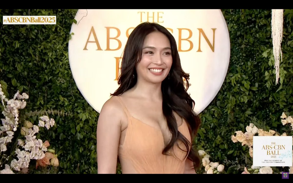 philstarlife's tweet photo. GORGEOUS 🤩

Kathryn Bernardo turns heads as she steps onto the red carpet at this year’s ABS-CBN Ball. (📸: Screenshots from ABS-CBN Entertainment / Youtube)

#ABSCBNBall2025 https://t.co/j1z7UHAnoK