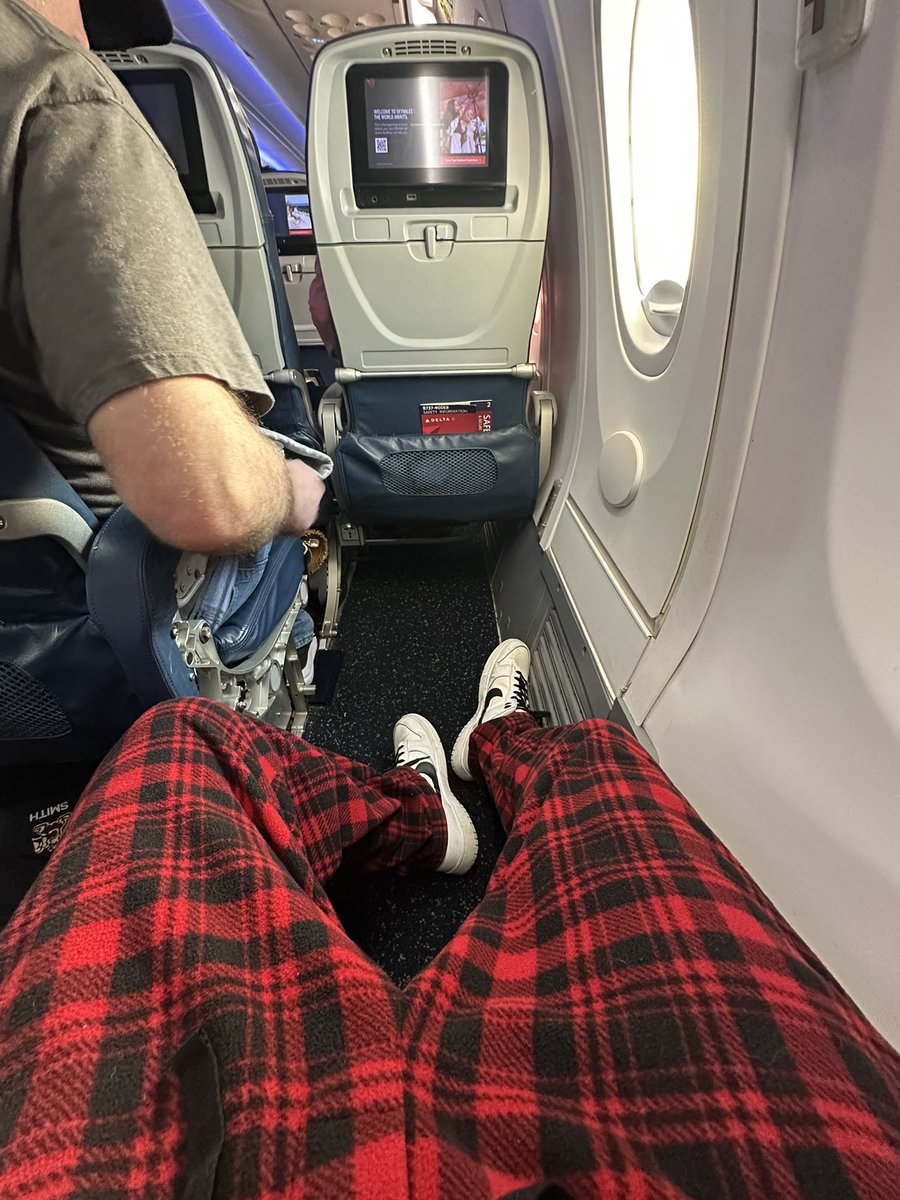 BuzzedLitebeer_'s tweet photo. Are you are willing and able to assist in an emergency? For this leg room? Absofuckinglutely #LANK https://t.co/JAxaaWJYYP