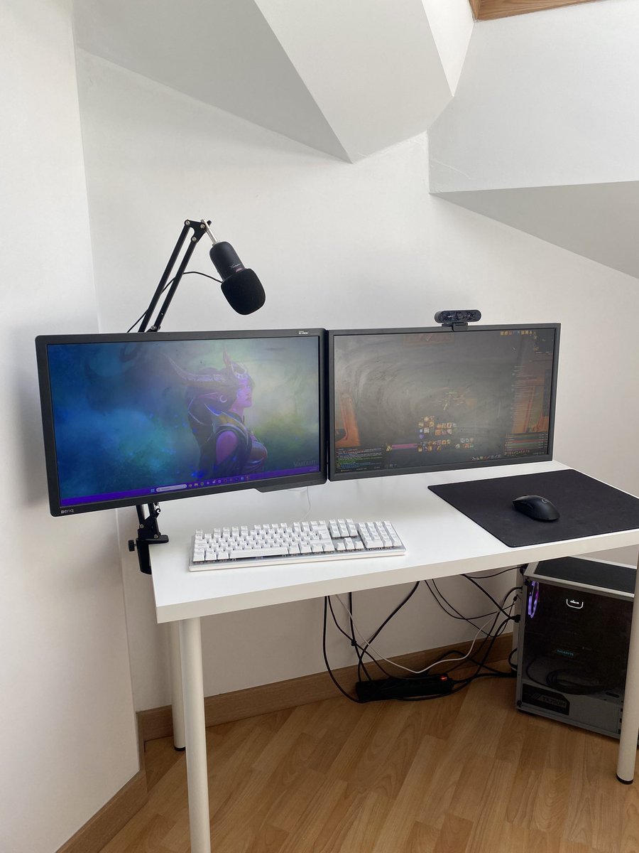 Set-up improvisado mientras me llega la otra mesa 🐉🐉