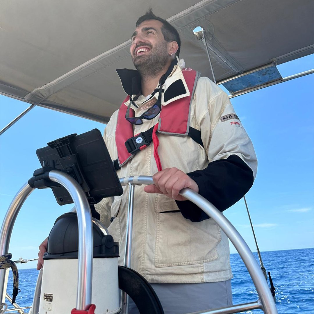 NAUTIMEDIA_'s tweet photo. Donde manda capitán, no manda marinero. Nosotros intentamos amotirnarnos a diario, pero nos lo impiden. Hoy, una nueva generación de navegantes se ha examinado para obtener alguna titulación náutica, un proceso por el ya hemos pasado, ¡y ahora somos patrones! Mucha suerte a todos https://t.co/YV9CDitFzq