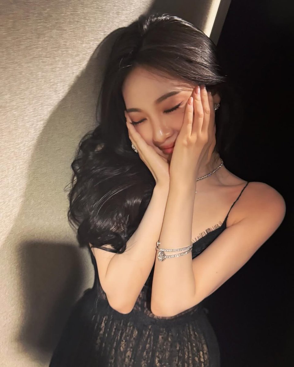 ㅤㅤㅤ
      ℋer    beauty    is    b͟e͟y͟o͟n͟d͟  dreams
      and    𝑔𝑙𝑜𝑤𝑠   brighter   than   hopes.
      Unbound   her   hair   𝑓𝑙𝑜𝑤𝑠   turned  
      𝑔𝑜𝑙𝑑𝑒𝑛      by       the       sun.
     ⎯⎯  ୨୧ㅤִㅤׄ   𝐑enée   𝐕ivien  ˛  🕊   ࣪ 
ㅤ