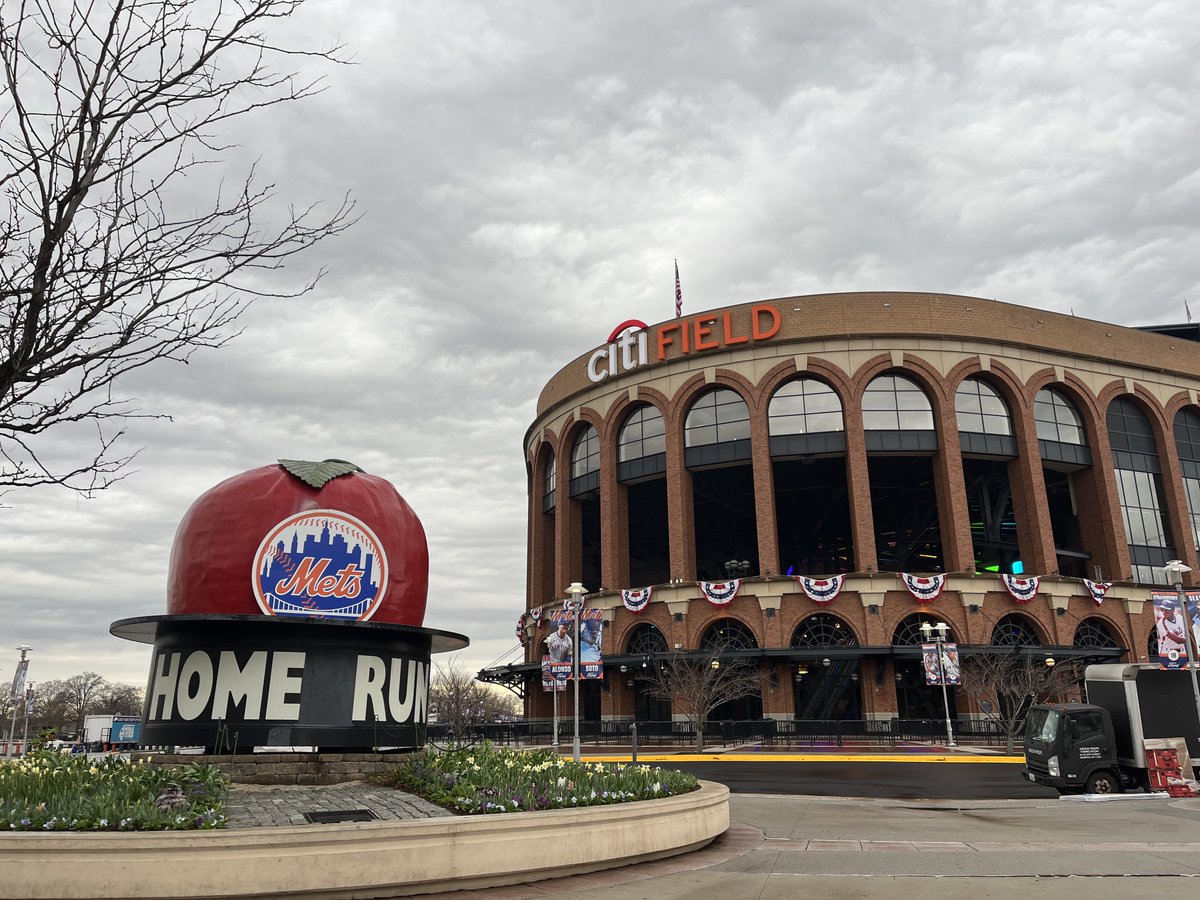 Mets's tweet image. "Get me to God's country"