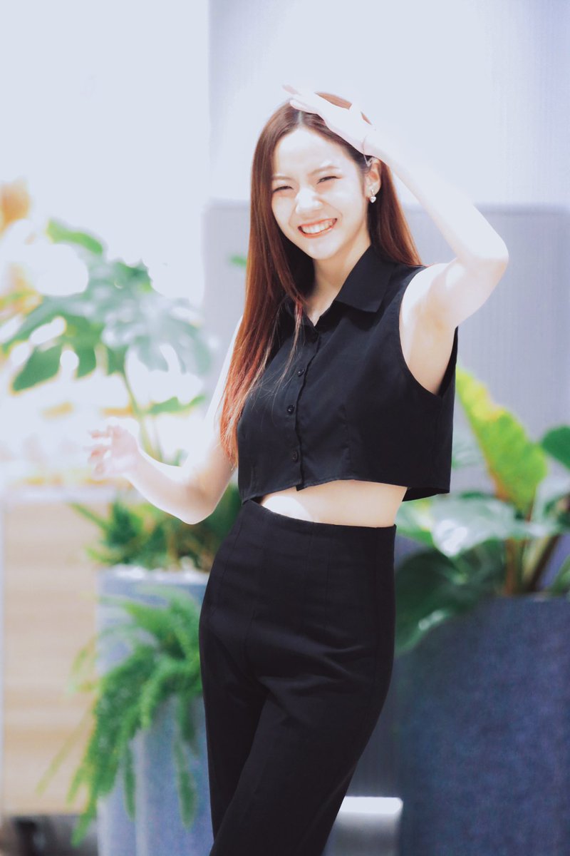 LittleSatchan's tweet image. คนสวยฮะ! 🖤🫶🏻✨
#SatchanSawitchaya 
#DesignVillageRatchada #FriYaYNight