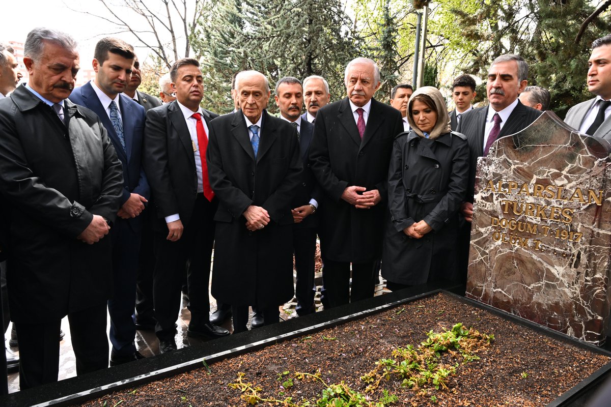 MHP_Bilgi's tweet photo. Başbuğ'umuz Alparslan TÜRKEŞ, vefatının 28. yılında kabri başında dualarla anıldı. https://t.co/Y95M5kPjF8