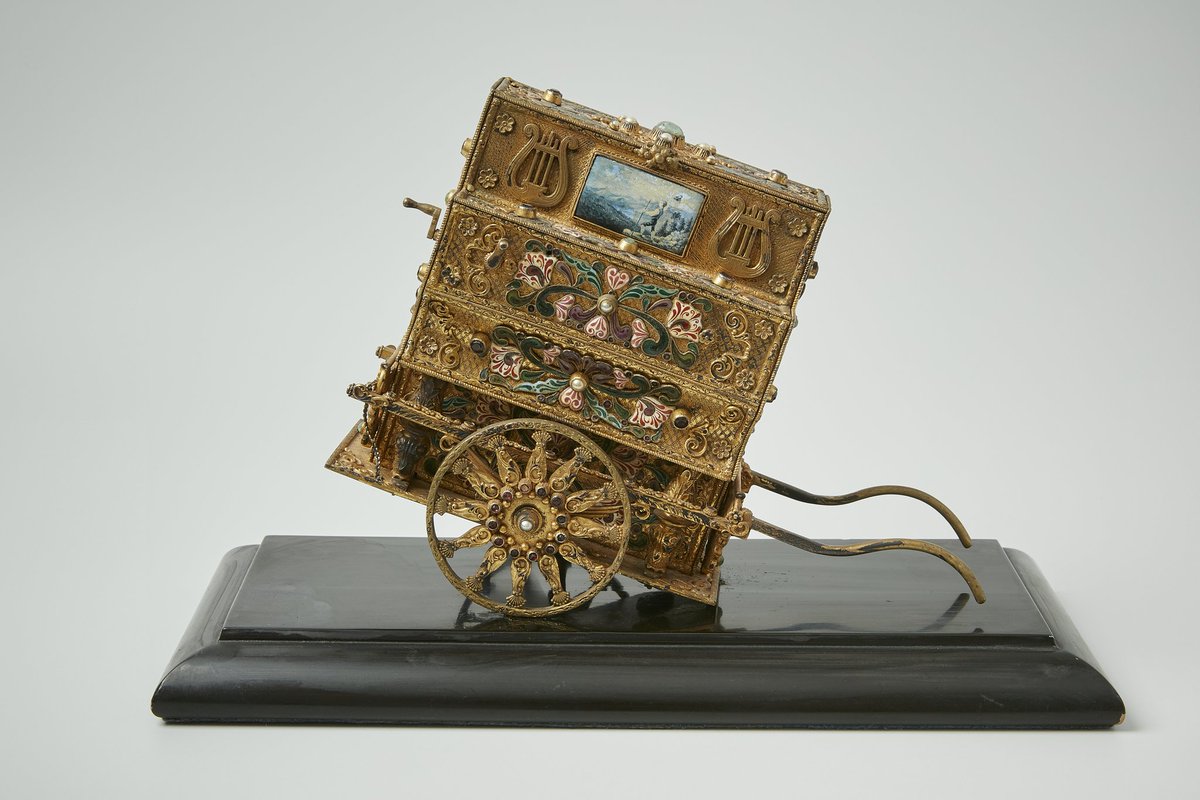 arts_musee's tweet photo. The presented #musicalbox, crafted in the shape of a cart, dates back to the #19thcentury. It features a complex design and refined details. As a symbol of movement and travel, the cart could have represented a desire for freedom and new discoveries. https://t.co/e4IhrEgBHc