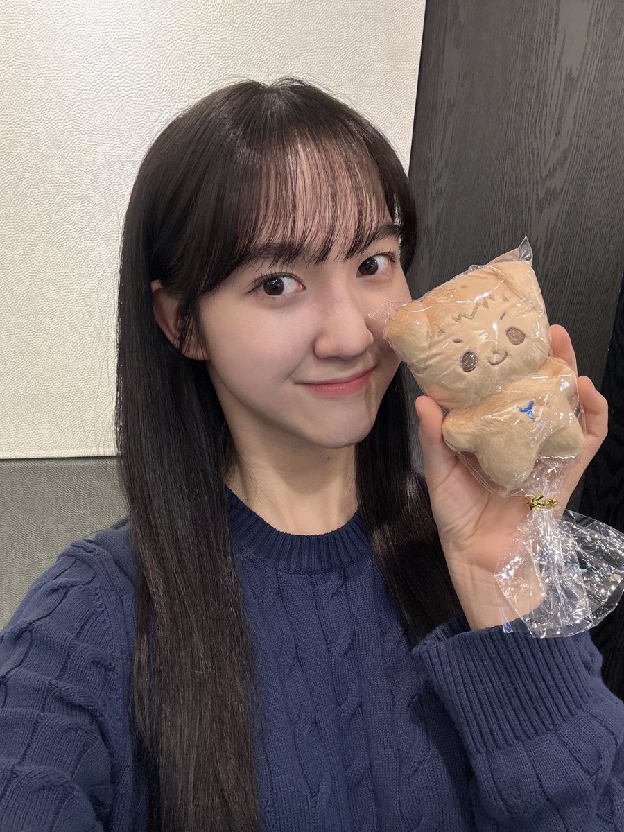 감독님께 전달 받은 또봇 파일럿 동물화 인형 !!
저도 처음에는 헷갈렸지만 표정에서 두리를 보았답니다 흐흐
어쩜 제 취향을 가득 담은 이 하찮은 귀여움 ..🥹💜
소중해서 비닐도 못 뜯는 중이에요 🤦🏻‍♀️
잘 들고 다니게쑵니다 고마워요 🫶🏻