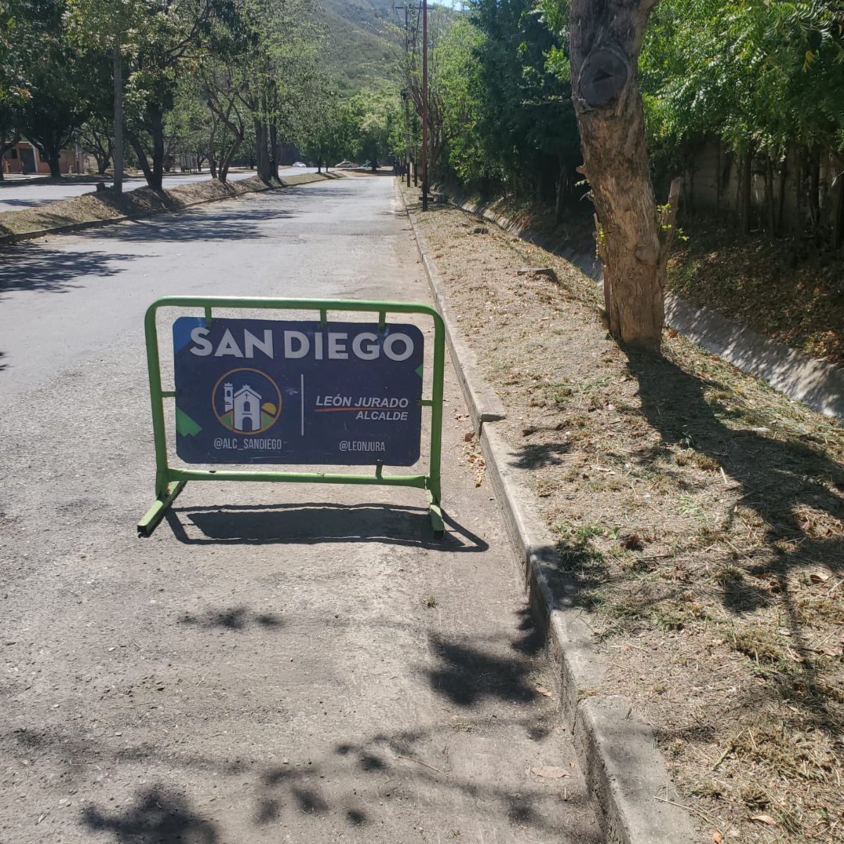 Nuestras cuadrillas de mantenimiento, trabajan a diario en cada sector del municipio para brindarles espacios mãs
limpios a todos.

El día de hoy realizamos la limpieza y mantenimiento de áreas verdes en el canal entre Olga Bayone y Sansur 📍

#AlcaldiaDeSanDiego
#LeonJurado
