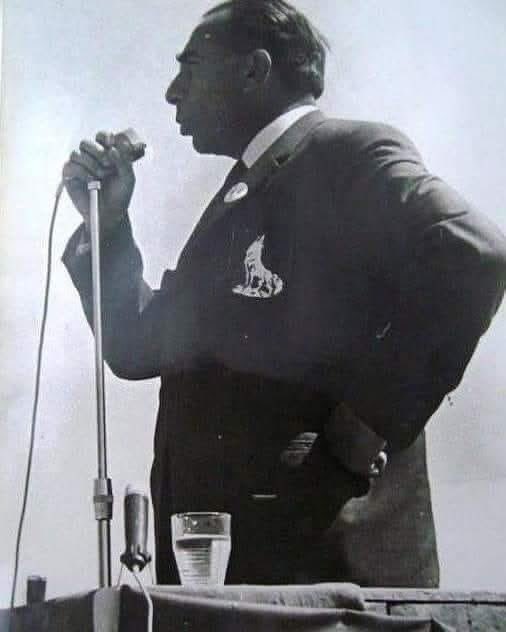 “𝐈̇𝐬̧𝐭𝐞 𝐛𝐮 𝐲𝐮̈𝐳𝐝𝐞𝐧 𝐁𝐀𝐒̧𝐁𝐔𝐆̆ 𝐓𝐔̈𝐑𝐊𝐄𝐒̧!”
Adanmış ömür
Türklük gurur ve şuuru, İslam ahlak ve faziletiyle yoğrulmuş bir inanç
Dokuz Işık’la karanlığa meydan okuma
#DokuzIşıkyanmayadevam
#BaşbuğTürkeş
#TürkDünyasınınBaşbuğu
#İşteBuYüzdenBaşbuğTürkeş