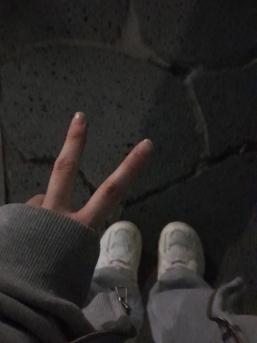 soeun0_3's tweet photo. 집 나왔어
#우울계 #정병계 #가출 https://t.co/MTlg55bLQp