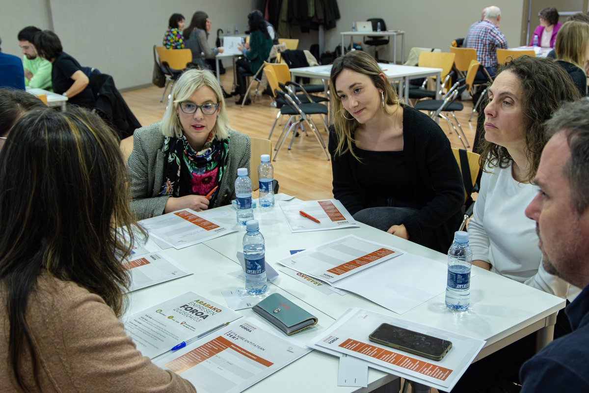 Praktikak euskaraz egiteko aukerak aztergai izan ziren Arabako Enpresen Foroan

Jardunaldiaren laburpena duzue hemen: baieuskarari.eus/eu/bloga/2025/…

#Lanabes #ArabanEuskaraLanean #PraktikakEuskaraz