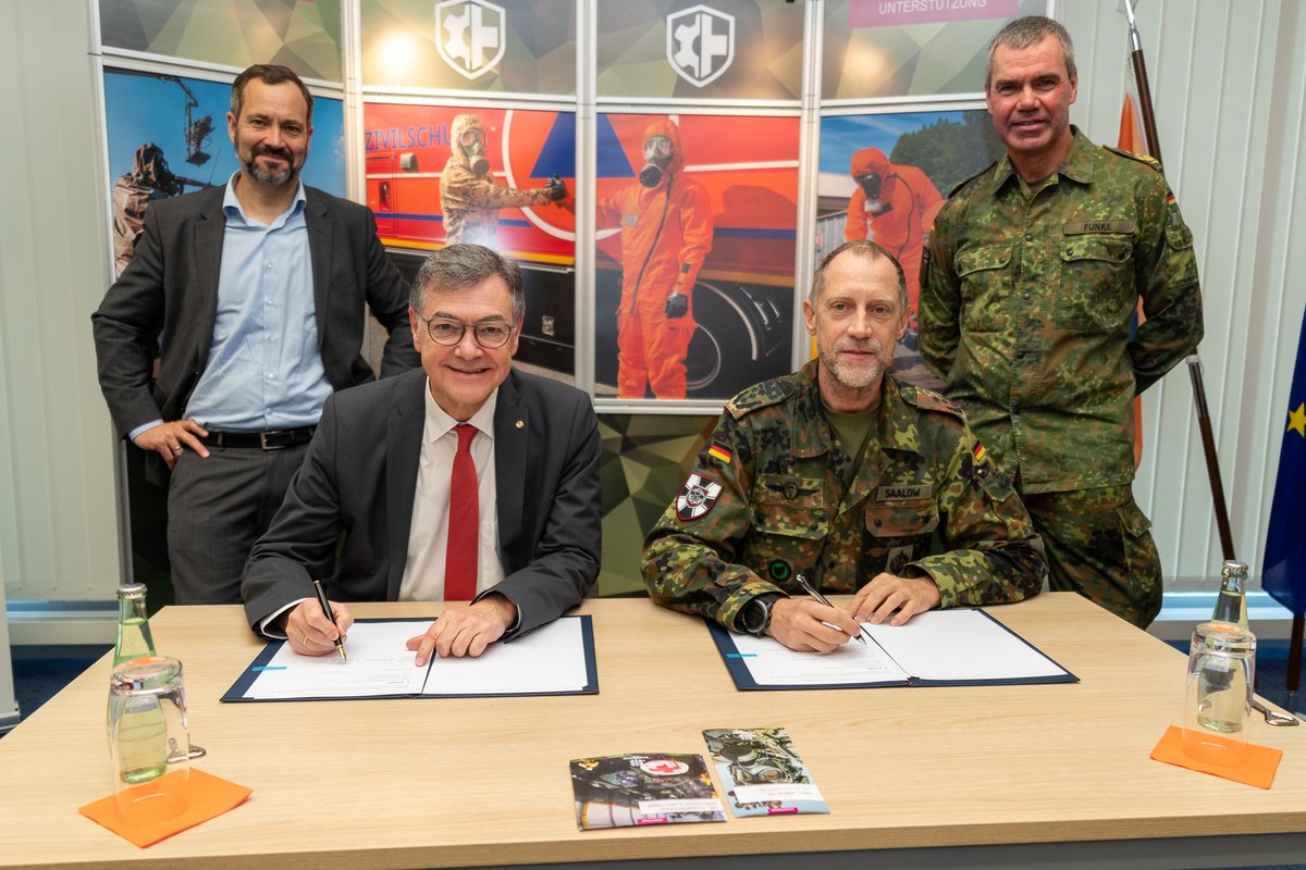 1/3 Gestern wurde eine Kooperationsvereinbarung zwischen BBK und dem ABC-Abwehrkommando der Bundeswehr (kurz: ABCAbwKdoBw) unterschrieben.
Für die künftige Zusammenarbeit bedeutet dies neue Arbeitsformate und die Intensivierung von CBRN-Schutz-Ausbildungsangeboten und -inhalten.