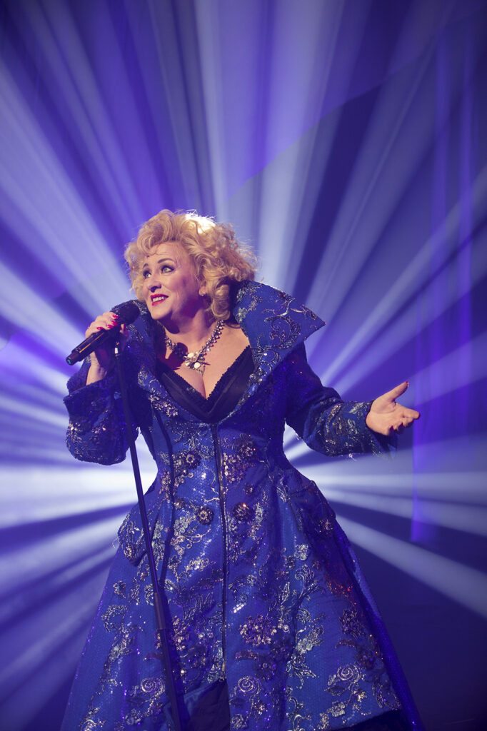 In editie 15 van HX Magazine vertelt Karin Bloemen openhartig over haar jeugd, het verschil tussen het podium en thuis, en hoe ze haar veiligheid vond in het licht. 

Lees het volledige interview op: 👉 hx-magazine.nl/uitgelicht/kar… #karinbloemen #hxmagazine #interview #spirituality
