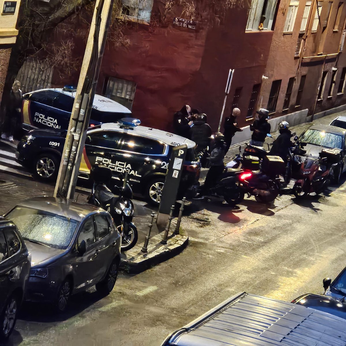 Afectados por cocinas fantasma. Plataforma Madrid (@stopdarkitchens) on Twitter photo Jueves 03/04/2025. 21 h. Patrullas de <a href="/policia/">PolicĂa Nacional</a> paraban y solicitaban la documentaciĂłn a todos los #riders de #CocinasFantasma de Zabaleta. Agradecer a la #Policia la actuaciĂłn, detrás de un simple reparto los vecinos vemos y olemos que hay mucho más. Que termine esta pesadilla!! Jueves 03/04/2025. 21 h. Patrullas de <a href="/policia/">PolicĂa Nacional</a> paraban y solicitaban la documentaciĂłn a todos los #riders de #CocinasFantasma de Zabaleta. Agradecer a la #Policia la actuaciĂłn, detrás de un simple reparto los vecinos vemos y olemos que hay mucho más. Que termine esta pesadilla!!