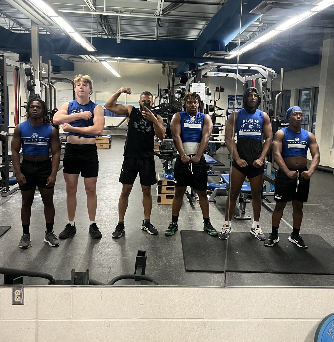 After FREAKY FRIDAY we had some FREAKY BEARS stay behind and get some extra work in since they don’t have a 1st Period Class. Know I had to join in!! 

THE STANDARD.. BUILD CULTURE 

BE THE BEAR BRAND‼️