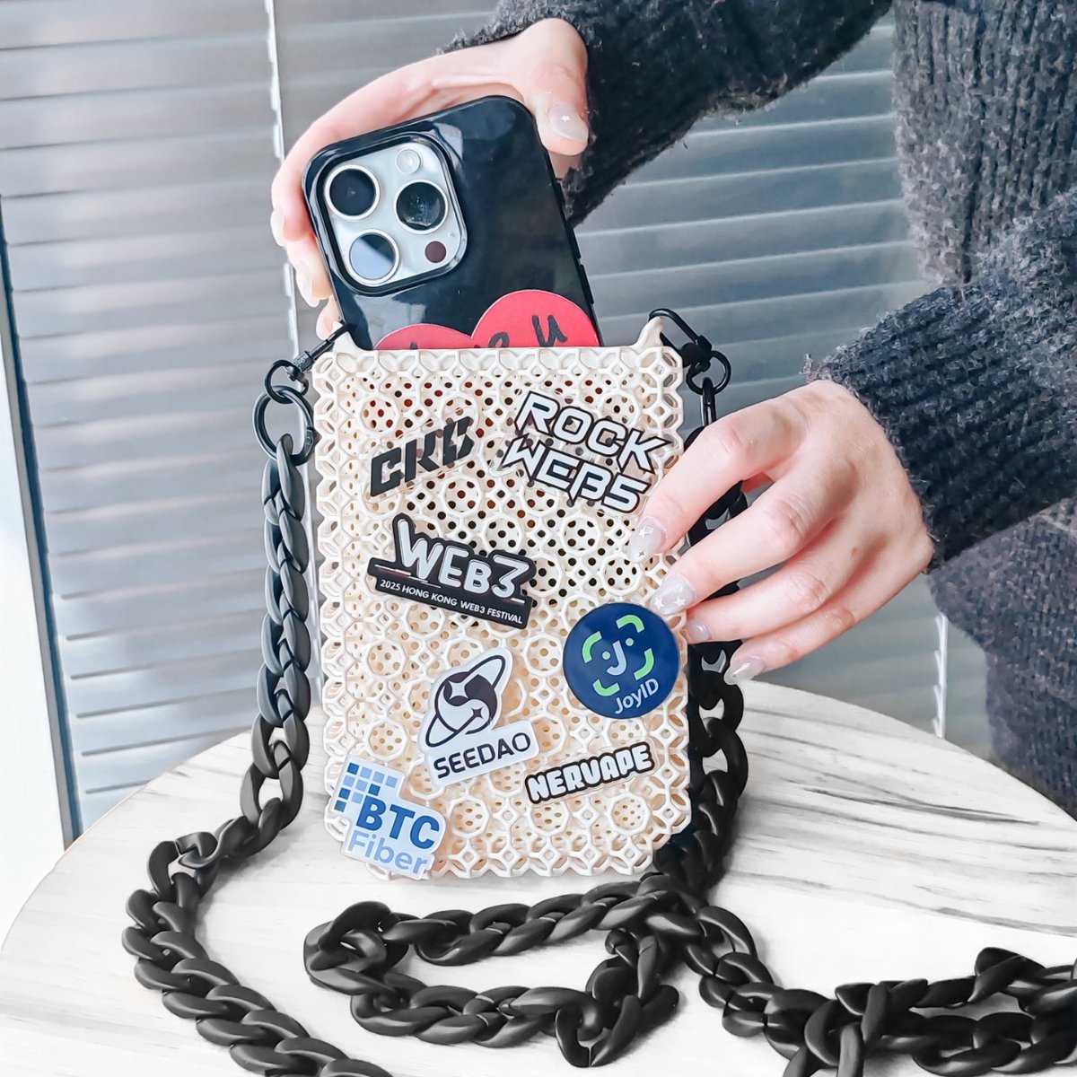 HuehueoOfficial's tweet photo. When I step out with this ultra-unique phone bag, everyone knows I’m a CKB superfan！😎
Wanna have one yourself?I'll be waiting for you at #HKWeb3Festival booth D01!
#RockWeb5 #Nervos #CKB #JoyID #Nervape #FiberNetwork #BTC #WEB5 https://t.co/mOJM3RboAZ