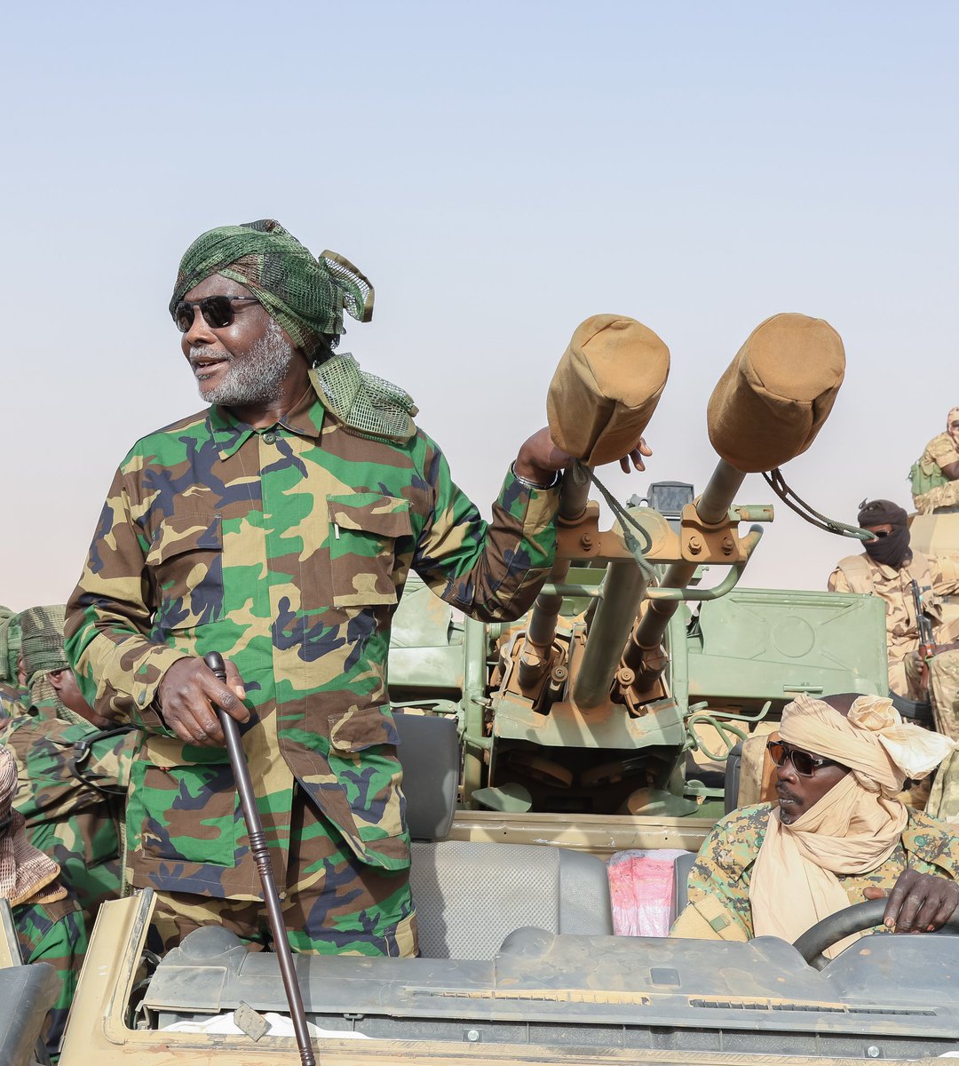 في إطار متابعة الجهود الميدانية، قمتُ، يرافقني وفد رفيع من القيادات العسكرية، بتفقد القوات المشتركة بمحور الصحراء، وذلك للوقوف على جاهزيتها واستعدادها الكامل لخوض المعارك المصيرية التي تهدف إلى فك الحصار عن مدينة الفاشر، و تحرير إقليم دارفور من الميليشيات المتمردة.

نجدد العهد