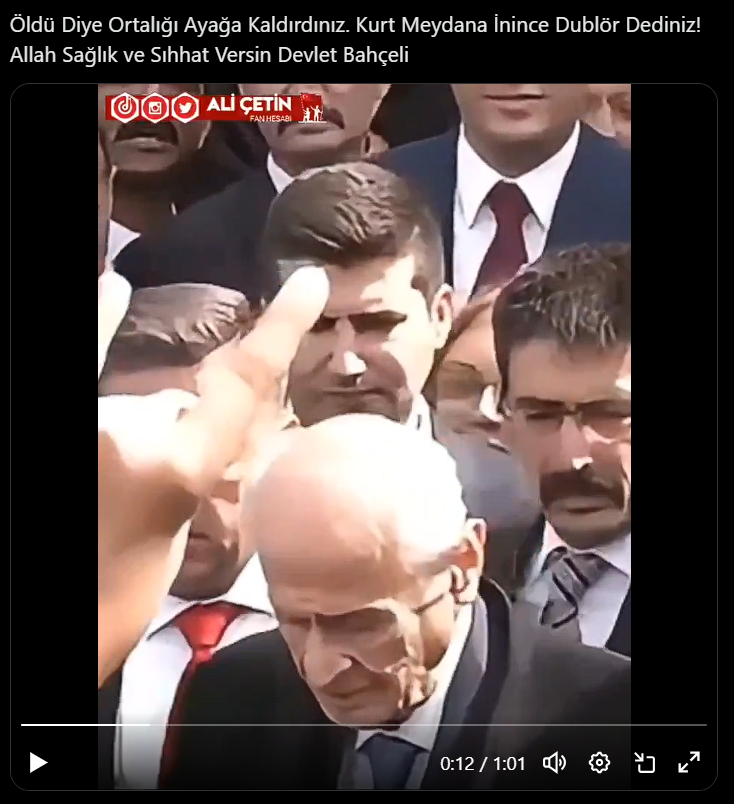 bu videonun 12. saniyesinde güneş yansımasından makyaj belli oluyor. Bir tuhaflık var.. Devlet Bahçeli değil Dublör gibi.