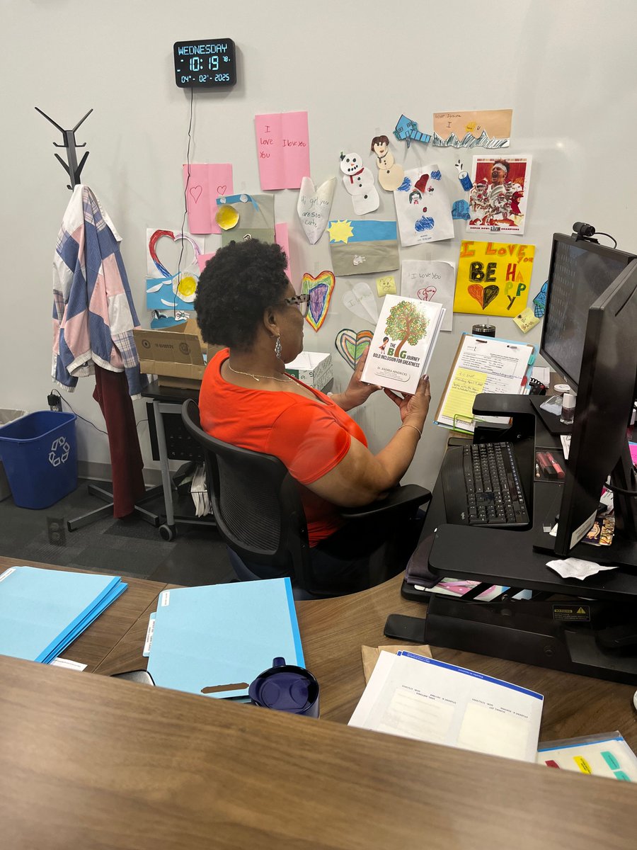 kcpublicschools's tweet image. We #StopAndRead the first Wednesday of each month at 10 a.m.

Here are some pics of our staffers reading some of their favorite books and magazines!

#KCPSLovesToRead