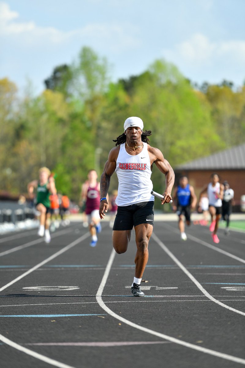 Our girls and boys track teams won county titles yesterday after two days of competition. Big Red set school records in the 4X100, 4X200, 4X400, and Kyndal Cohen in the 400.

View and download our photos from the two-day event 👇(they're 🔥, FYI)
goredelephants.com/TeamPhotos/tea…