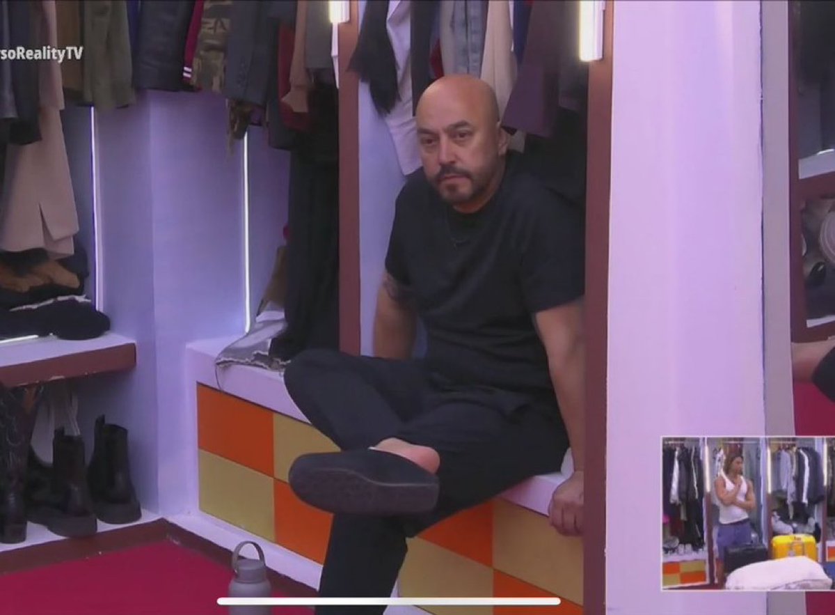 Hec718's tweet photo. Otro mueble más pero Telemundo no está listo para esa conversación. #LCDLFAllStars https://t.co/4vR82TRY0Y
