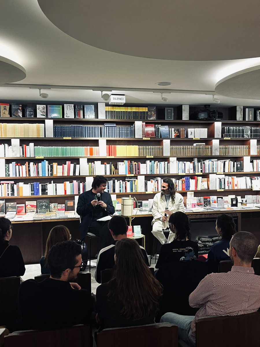 Imagina’t l’alegria (el privilegi!) de seguir de ben a prop la carrera literària d’algú de talent immens i sensibilitat única a qui coneixes des de primer d’ESO. 

Sort i encerts, <a href="/vintmilocells/">Gabriel Ventura</a> ✨

«El millor dels móns impossibles», Gabriel Ventura. Nous quaderns Anagrama. 2025.