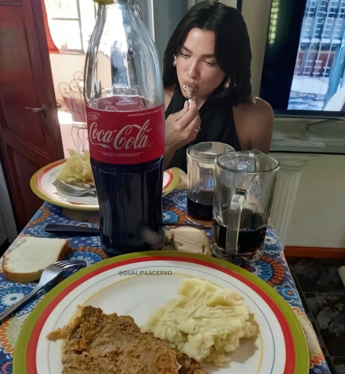 dualipaacervo's tweet photo. ela se acabando no galeto que mainha fez😍 https://t.co/ijVt7JrlKh