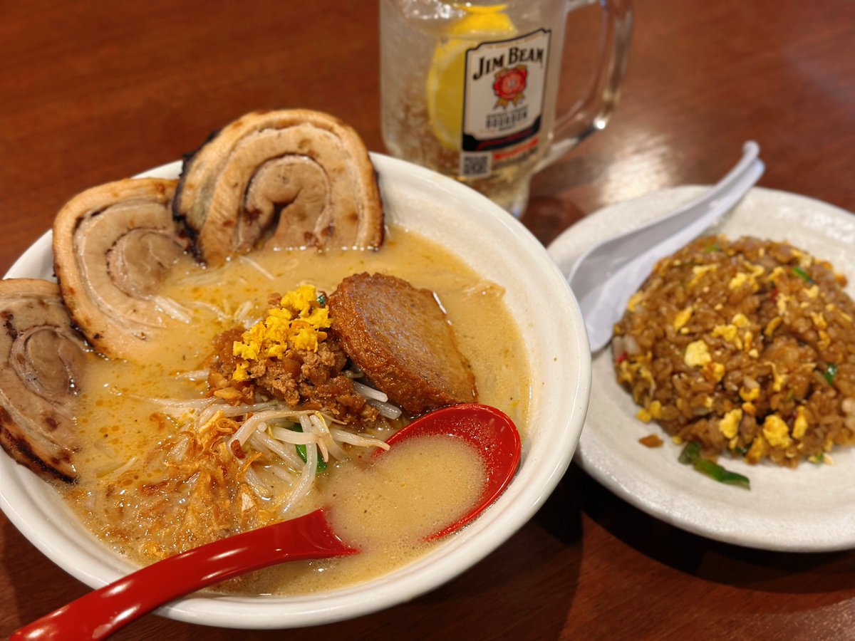 田所商店 愛媛味噌らーめん🍜
伊予柑の皮が入っててあっさりうまー🍊
＆炒飯、ハイボール
珍しくハイボールにしたけどここはハイボールだな！！合う〜🤤🍺
#ごはん #ラーメン