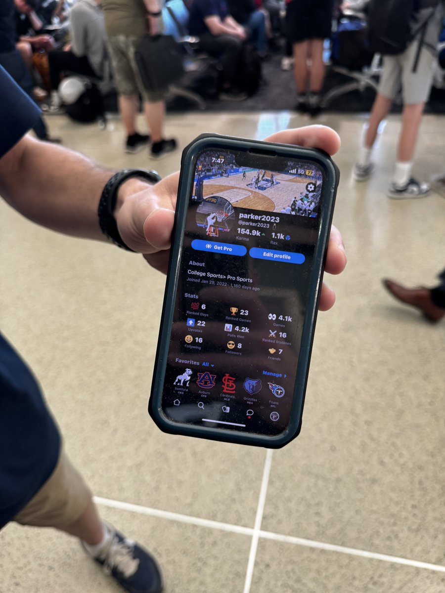 JohnReal's tweet photo. OG Real member spotted me at the airport. Real fam everywhere.

Gave him some Rax and a t-shirt. https://t.co/JLr5pJGOpA