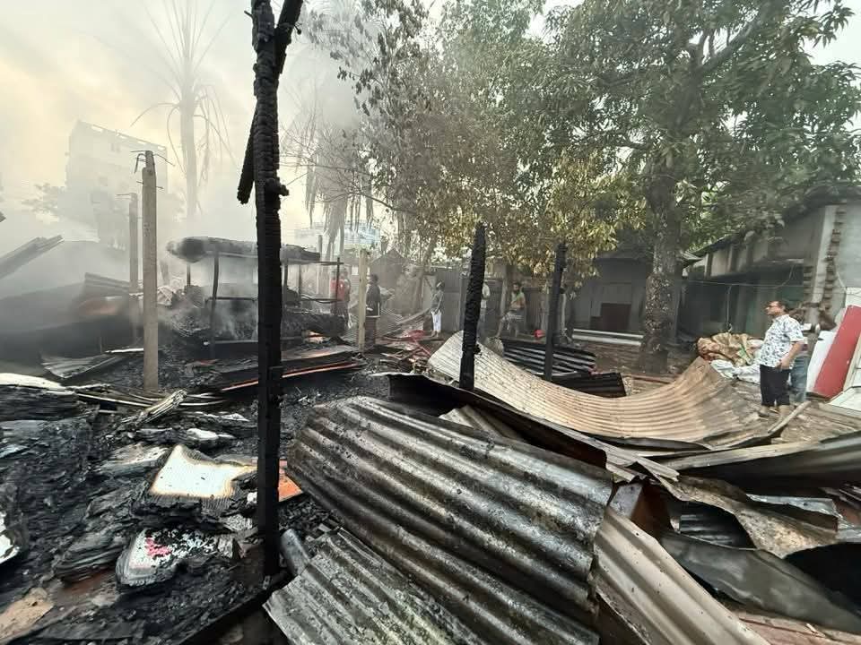 মাদারীপুরে আগুনে পুড়লো ১৯ দোকান, ক্ষতি কয়েক কোটি টাকার