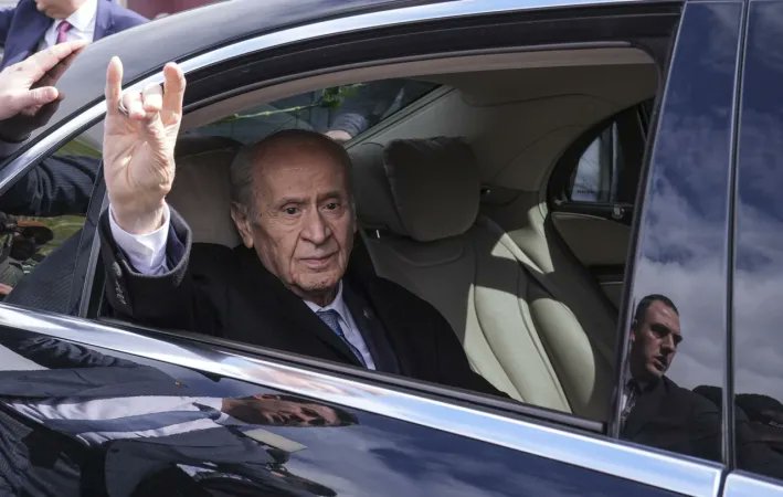 Devlet Bahçeli, kendisini bekleyen vatandaşları aracından selamladı.