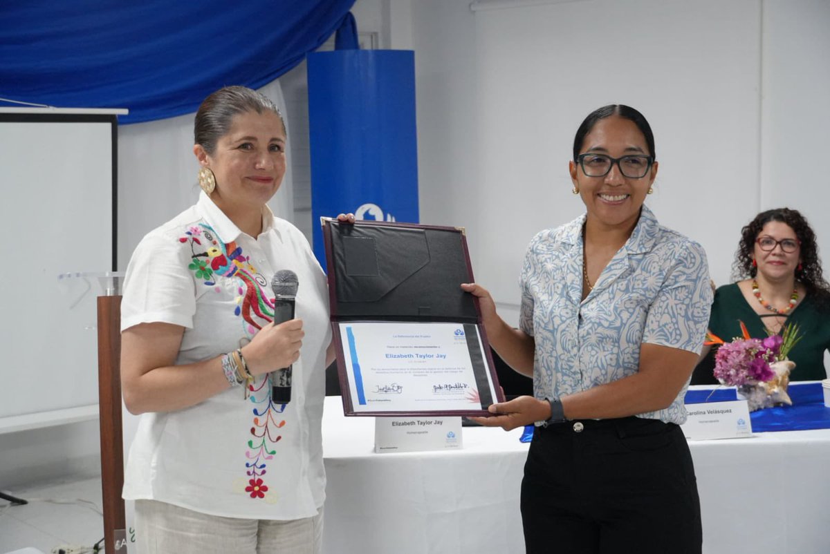 Rendimos homenaje a las mujeres que reconstruyeron a Providencia y Santa Catalina con su voz, su trabajo humanitario y su defensa de los derechos humanos.

En un evento ante comunidad, líderes y lideresas sociales y ambientales de la isla, la Defensora <a href="/MarnIris/">Iris Marín Ortiz</a> reconoció el