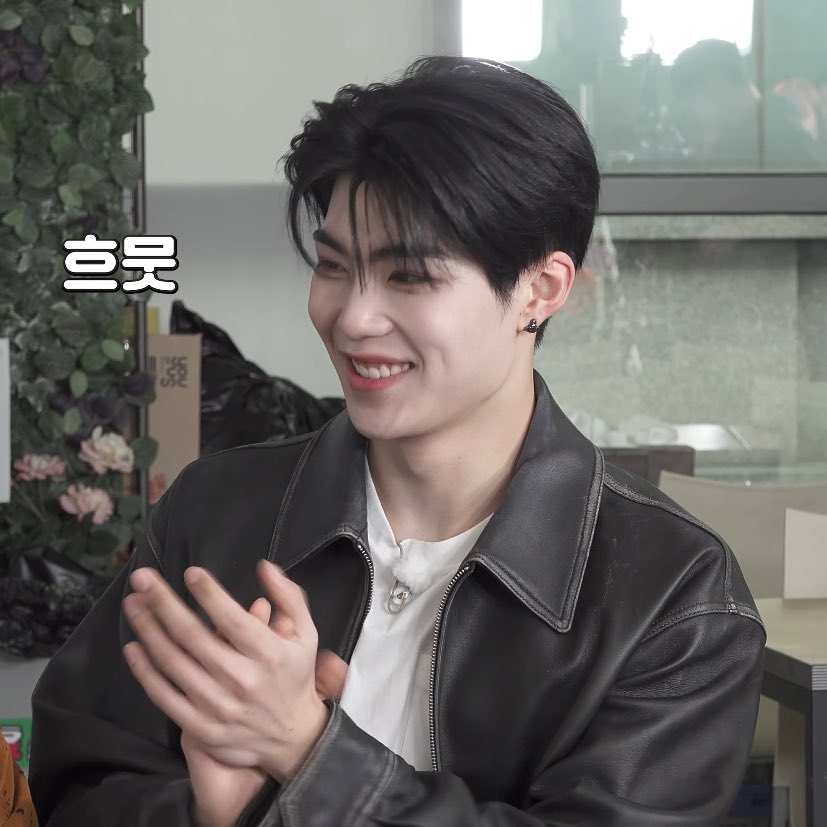 rilakomulitoast's tweet photo. kinda lost the plot because of how pretty he is in the content like hello https://t.co/PIzJ6reqSI
