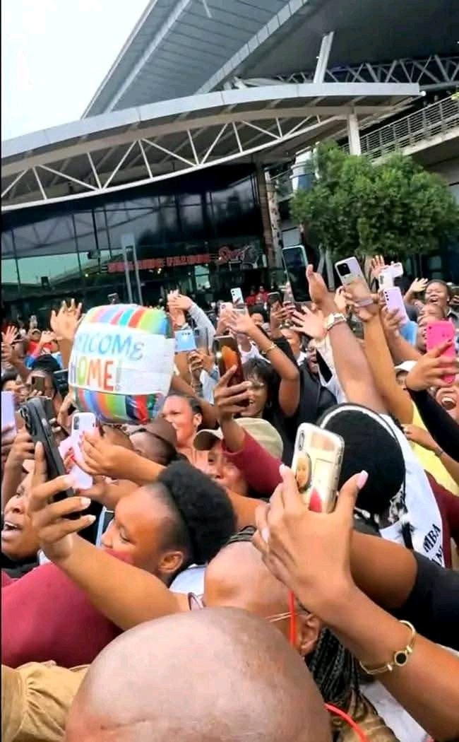Nocy_Bear's tweet photo. When you're loved, you're loved even in this bad weather. Jealous and healthy competition will cry the whole week.

Sweet Guluva the winner of Big Brother Mzansi Umlilo homecoming, after you nah you.

SWEET GULUVA THE AMBASSADOR
NQUTHU WELCOMES SWEET GULUVA
#SweetGuluva
#BBMzansi https://t.co/PkiBqt4mNk