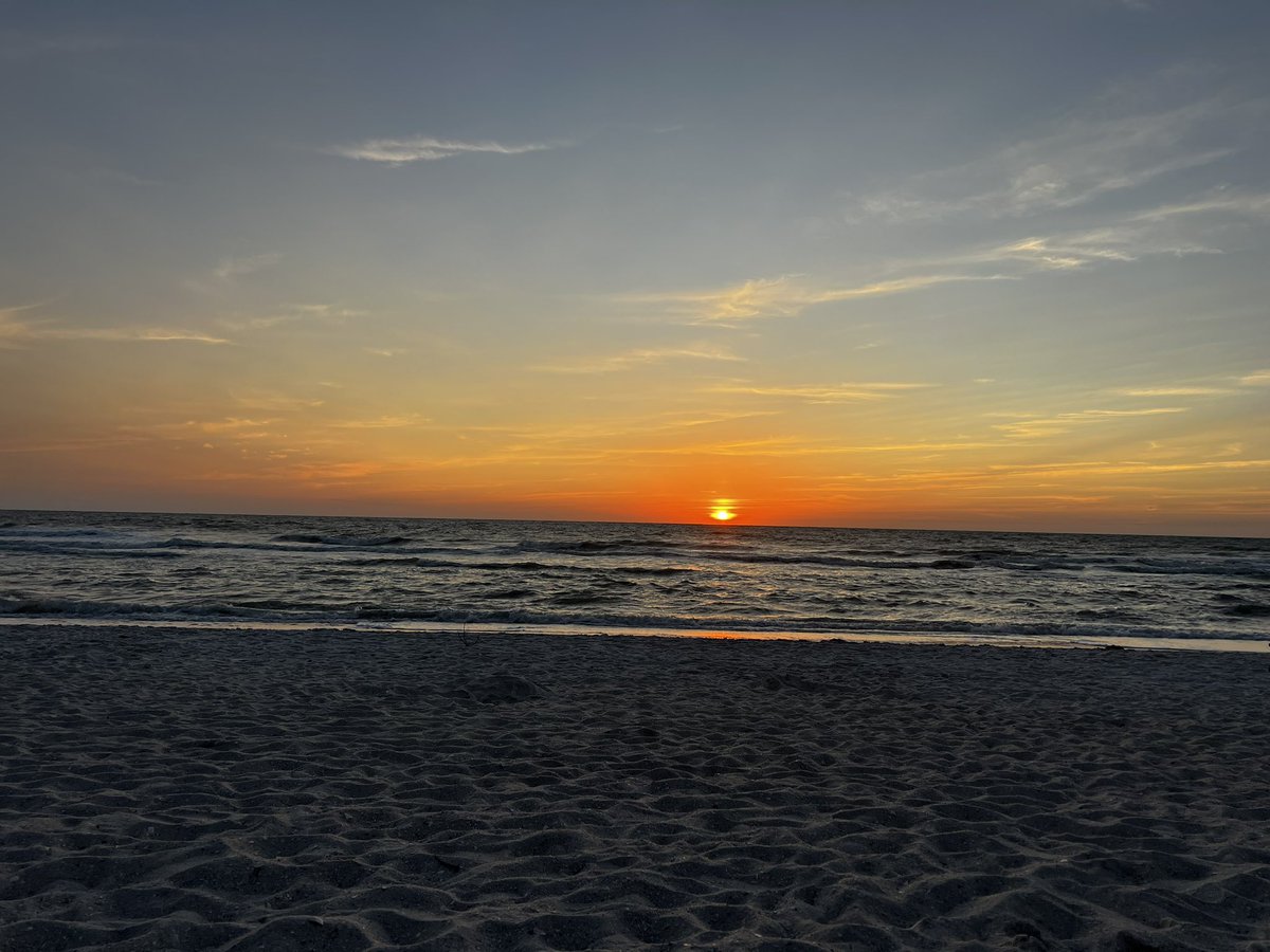 Could really go for a warm beach sunset right about now ☀️