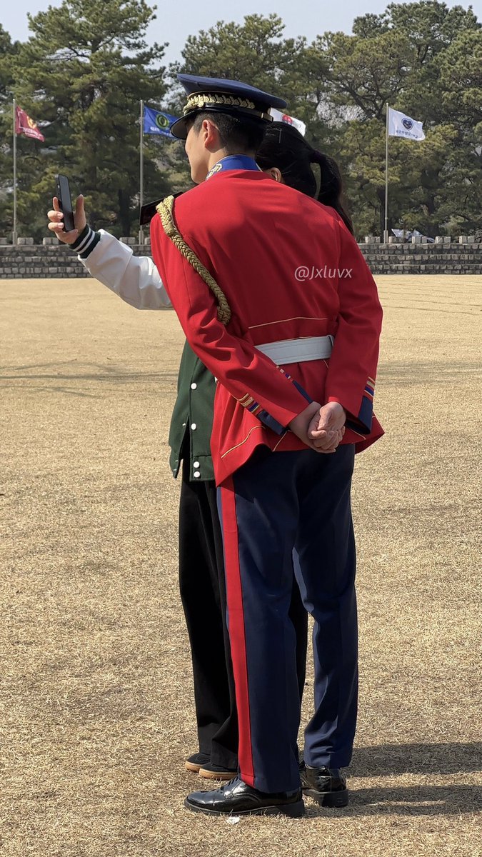 ㅁㅊ겠다……..
소녀들 키에 맞춰 몸 숙이는 게 왜 이리 좋음?
뒷짐 지고 몸 숙여서 맞춰주는게 영원히 설레는거야……………………….