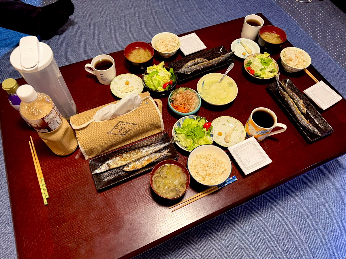 BambiWindPunkB1's tweet photo. 今日は爺が大根おろしを手伝ってくれました😆
・秋刀魚と鰯
・納豆
・エシャレット
・いつもの🥗
・玉ねぎ きのこ大根葉の味噌汁
- 糠漬け(胡瓜/人参/大根)
- 大根おろし
#華金 #おうちごはん #晩ご飯 #自炊記録 #和食 #おかまの日
#bodybuil #pecday #dinner #nutrition #protein #vege #food… https://t.co/lu8Uib7WK4