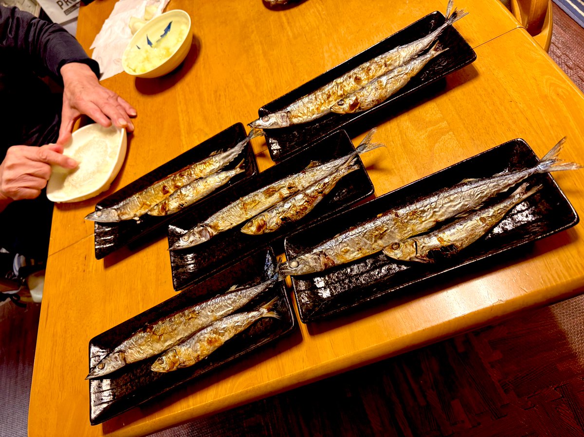 BambiWindPunkB1's tweet photo. 今日は爺が大根おろしを手伝ってくれました😆
・秋刀魚と鰯
・納豆
・エシャレット
・いつもの🥗
・玉ねぎ きのこ大根葉の味噌汁
- 糠漬け(胡瓜/人参/大根)
- 大根おろし
#華金 #おうちごはん #晩ご飯 #自炊記録 #和食 #おかまの日
#bodybuil #pecday #dinner #nutrition #protein #vege #food… https://t.co/lu8Uib7WK4