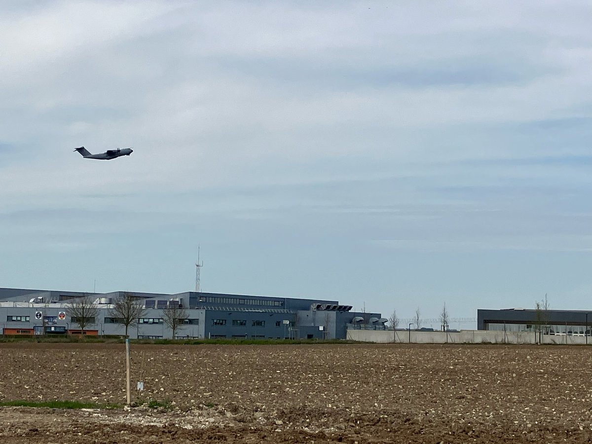 Quand tu passes à côté de la BA123 et que tu te prends pour Maverick à faire la course avec un A400M qui décolle.

#BeauCoucou