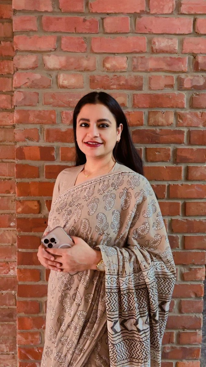 janjuamehak's tweet photo. When the sun turns up the heat, the saree turns up the grace. Light fabrics, easy drapes, and timeless style—summer’s favorite love affair.
#SareeSwag #SummerVibes #DesiStyle #SixYardsOfGrace https://t.co/tuIFHlgsKJ