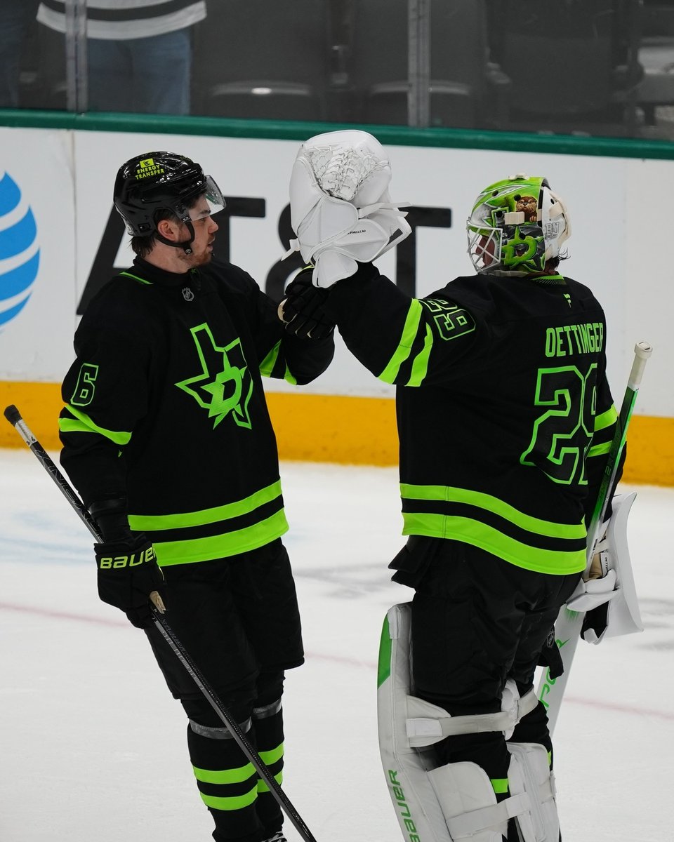 NHLde's tweet photo. High Five! 🙌

#TexasHockey | @DallasStars | #Bichsel https://t.co/e76LaNRzQB