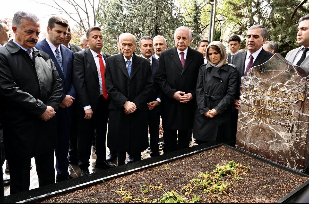 Naim Özcetekin (@naimozcetekin) on Twitter photo Başbuğ'umuz Alparslan TÜRKEŞ, vefatının 28. yılında kabri başında dualarla anıldı. Başbuğ'umuz Alparslan TÜRKEŞ, vefatının 28. yılında kabri başında dualarla anıldı.