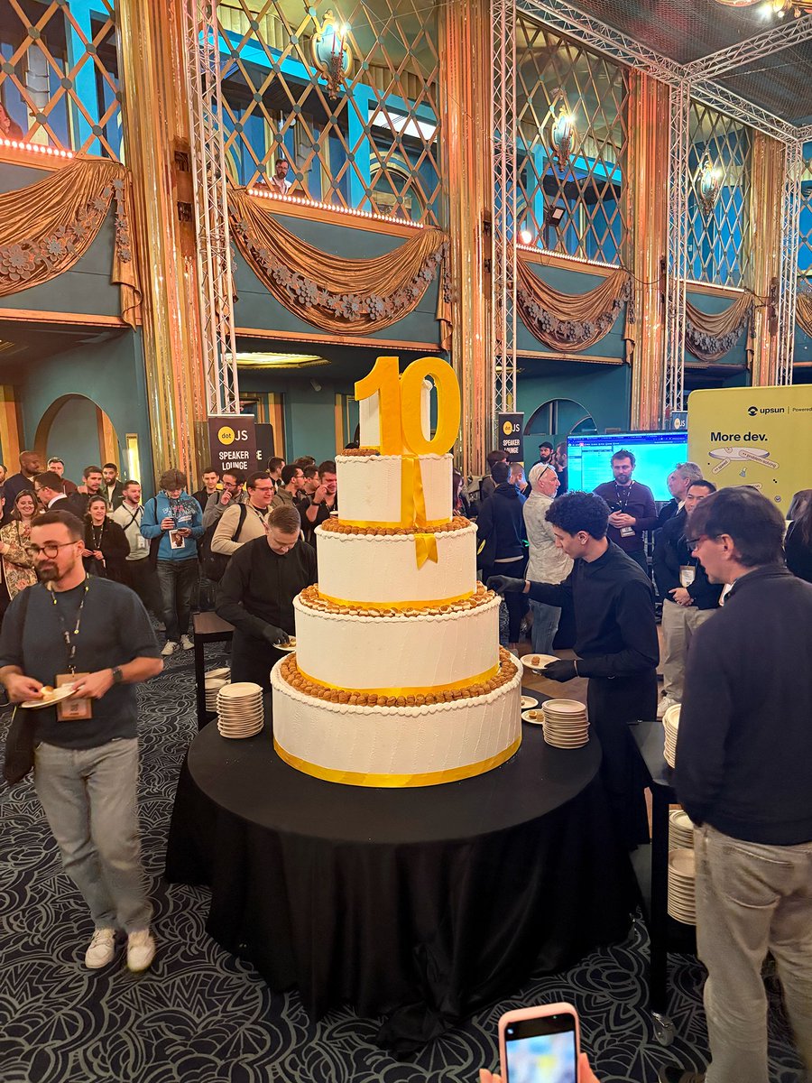 lesjoiesducode's tweet image. Hier, j'ai eu le plaisir d'assister à la 10ème édition de la conférence JavaScript #dotJS, dans le cadre magnifique du théâtre des Folies Bergère ! 🎭
⚡️ Une journée intense, pleine d'énergie et d'idées autour de l'écosystème JS, avec des speakers de haut niveau comme…